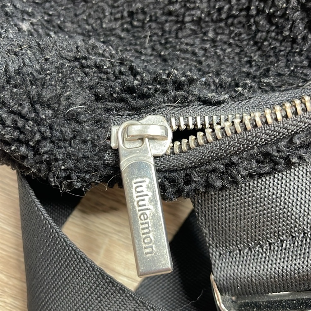 Lululemon Unisex Everywhere Fleece Belt Bag Black - Picture 12 of 15